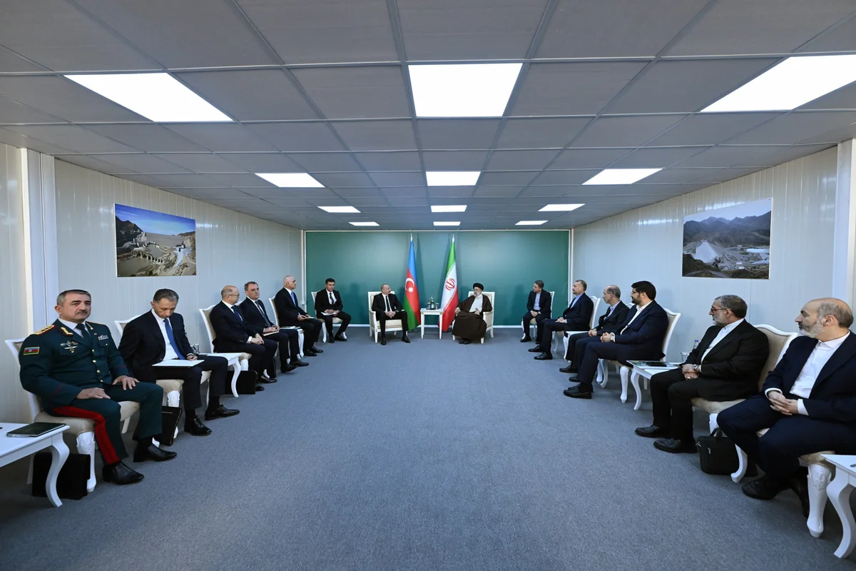 Meeting between President Ilham Aliyev and President Seyyed Ebrahim Raisi commence at state border between Azerbaijan and Iran