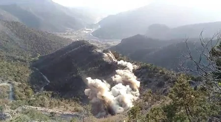 Azərbaycanda dağların partladılması üsulu ilə yeni yol salınır
