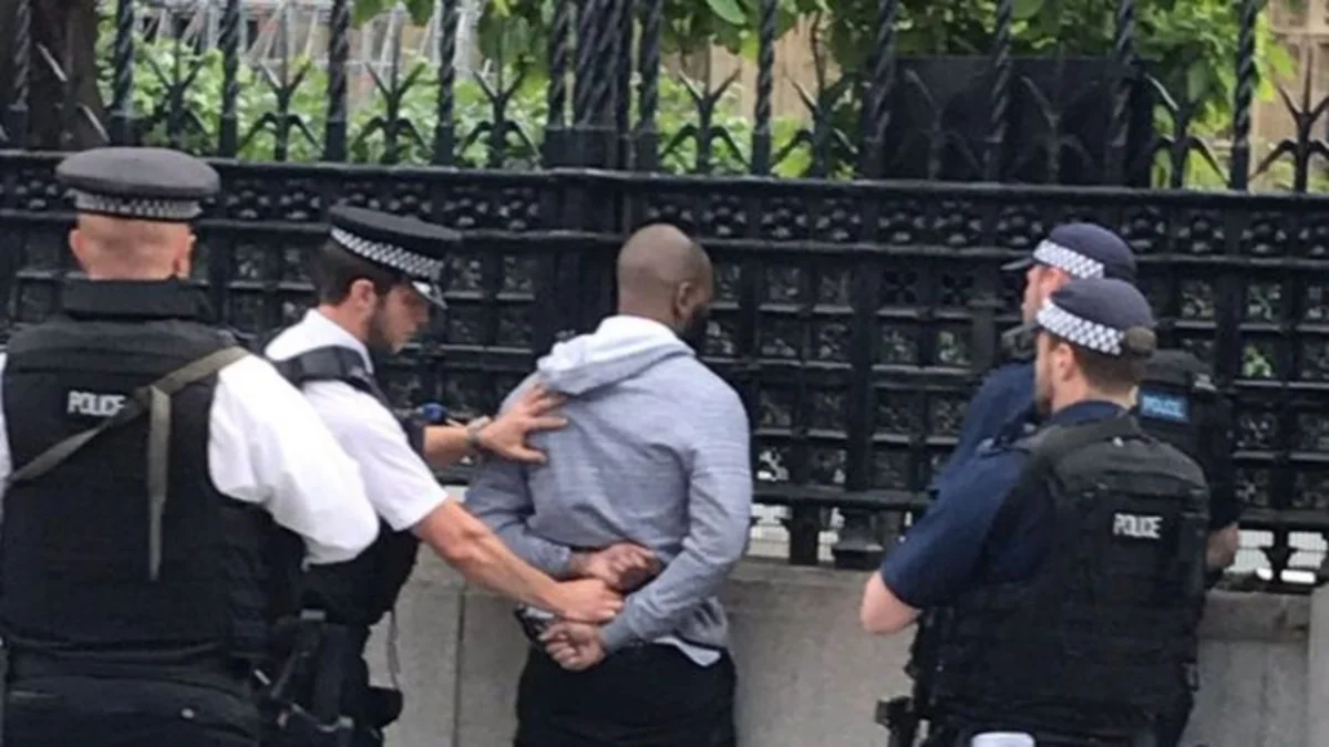 Londonda parlament binası yaxınlığında əli bıçaqlı kişi saxlanılıb