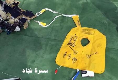 Минобороны Египта распространило фото обломков лайнера EgyptAir