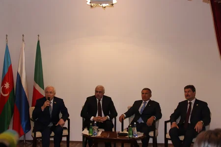 ​Tatarıstan rəhbəri Azərbaycanın tatar diasporu ilə görüşüb