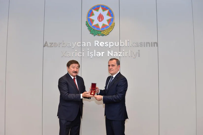 Jeyhun Bayramov receives TURKSOY's Nizami Memorial Badge