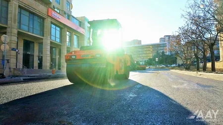 Bakının Bəsti Bağırova küçəsində asfaltlanma işləri aparılır