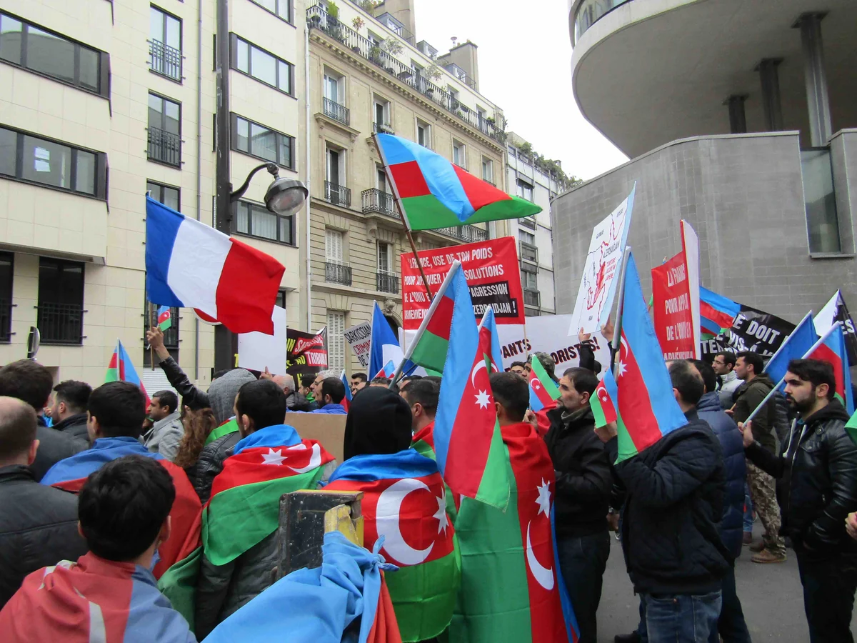 Parisdə ermənilər azərbaycanlılara hücum edib, yaralananlar var