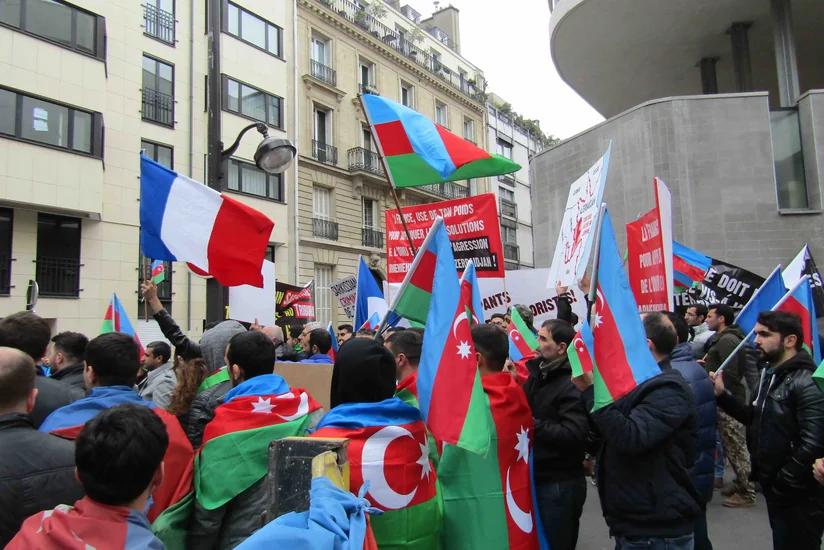 Parisdə ermənilər azərbaycanlılara hücum edib, yaralananlar var