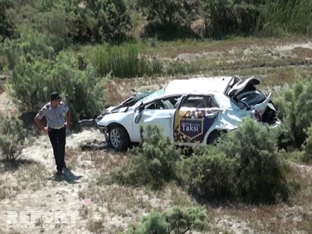 Neftçalada taksi şirkətinə aid avtomobil dərəyə aşıb, sürücü xəsarət alıb - FOTO