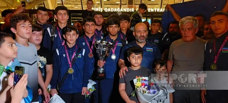 Avropa çempionatında 7 medal qazanan Azərbaycanın sərbəst güləşçiləri Vətənə qayıdıblar