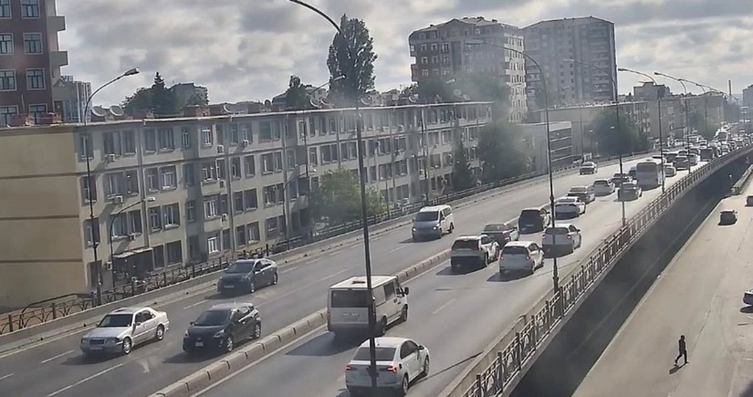 В Баку на ряде улиц и проспектов затруднено движение транспорта