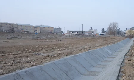 Gəncədə Xan arxının yatağında betonlama işləri görülür