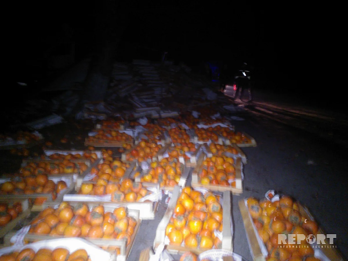 ​Qaxda xurma daşıyan maşın aşıb, 5 ton məhsul yola tökülüb - FOTO