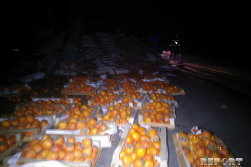 ​Qaxda xurma daşıyan maşın aşıb, 5 ton məhsul yola tökülüb - FOTO