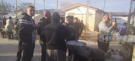 Azərbaycanın könüllü həkimləri ilə iş adamı Kahramanmaraşın daha bir bölgəsində yeməklər paylayıb - YENİLƏNİB