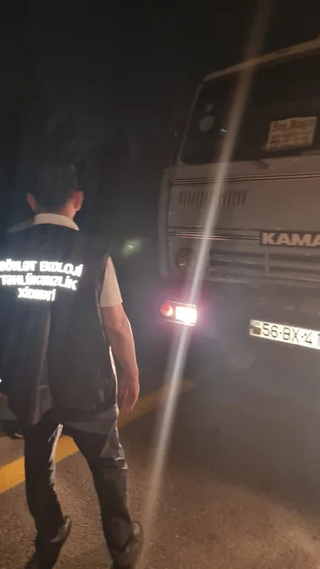 Bakıda gecə qanunsuz torpaq, qum və qarışıq süxur daşıyan avtomobillər müəyyən olunub