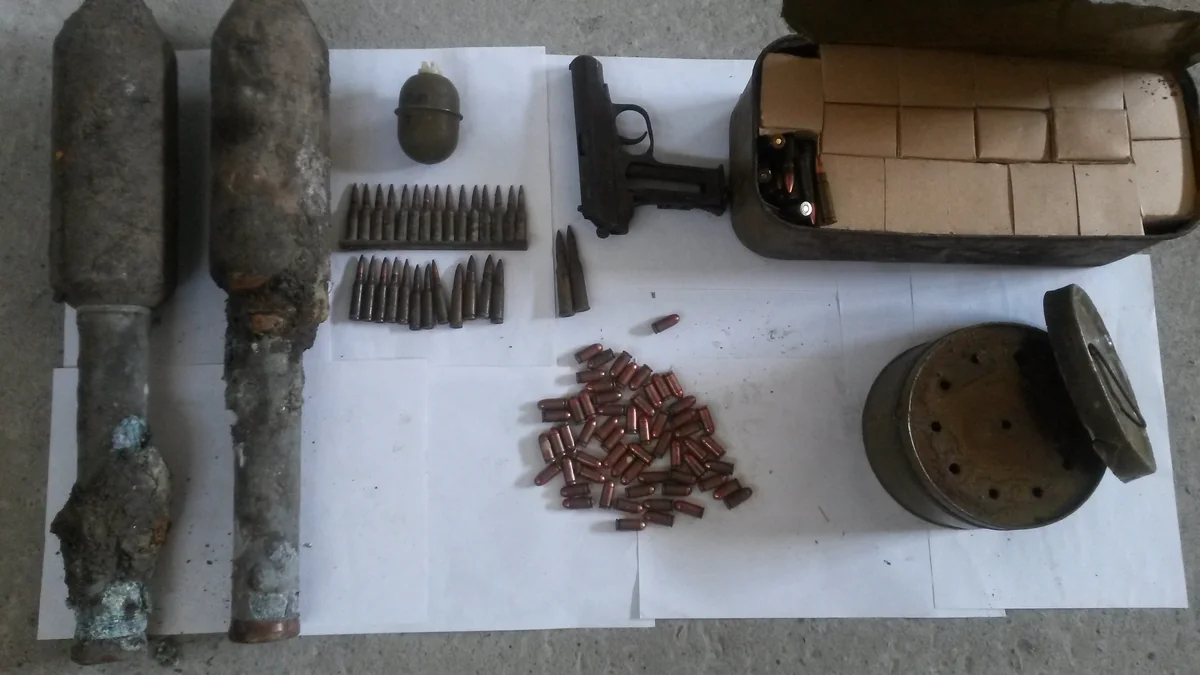 Təmiz Şəhər paytaxtdan yığılmış tullantılar arasından silah-sursat aşkar edib - FOTO