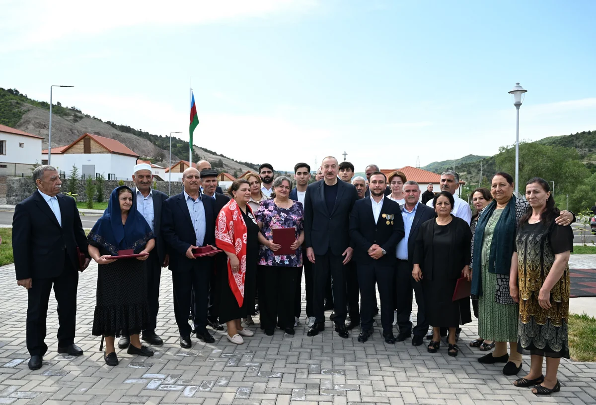 Prezident İlham Əliyev Laçının Bəylik kəndinə köçən sakinlərlə görüşüb, onlara evlərin açarlarını təqdim edib - YENİLƏNİB