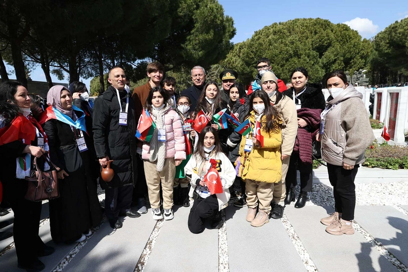 Hulusi Akar azərbaycanlı uşaqlarla görüşüb