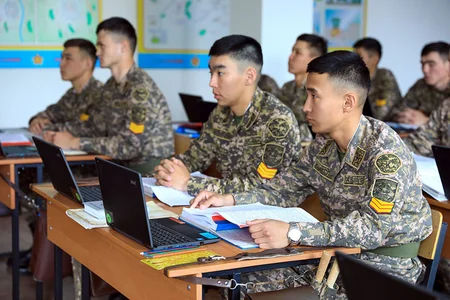 Müdafiə naziri Almatıda Quru Qoşunlarının Hərbi İnstitutunu ziyarət edib