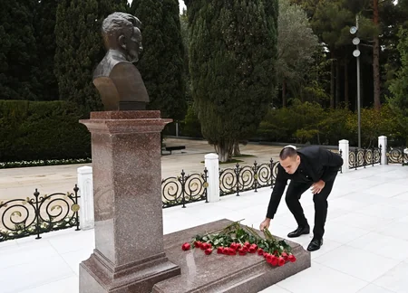 Prezident İlham Əliyev ümummilli lider Heydər Əliyevin məzarını ziyarət edib