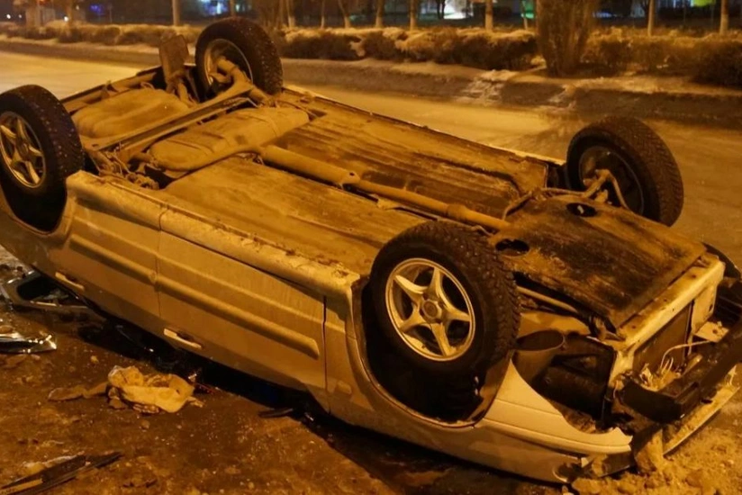 Biləsuvarda minik avtomobili aşıb, xəsarət alanlar var