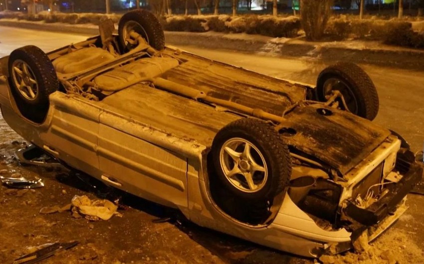 Biləsuvarda minik avtomobili aşıb, xəsarət alanlar var