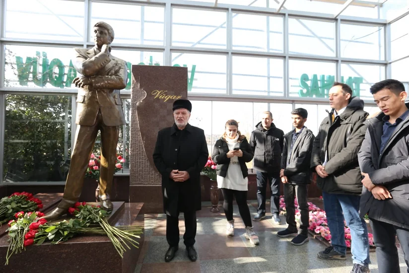 Memorial iştirakçıları Vüqar Həşimovun məzarını ziyarət ediblər