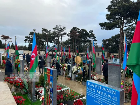 Zəfər Günündə İkinci Şəhidlər xiyabanına insan axını başlayıb - YENİLƏNİB