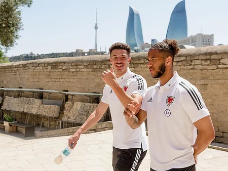 Uels millisi Bakıda gəzintiyə çıxıb