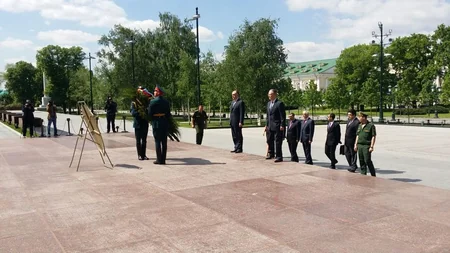 Elmar Məmmədyarov Moskvada naməlum əsgər abidəsini ziyarət edib - FOTO