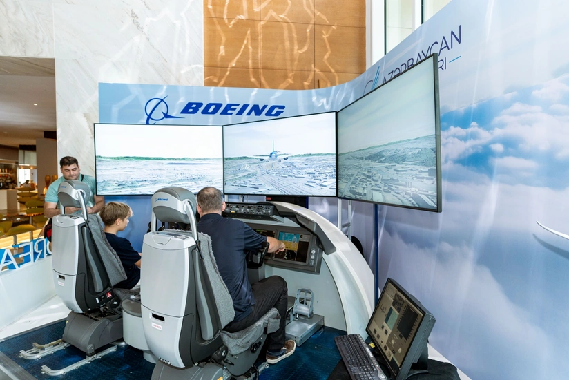 AZAL Bakıda “Boeing 787 Dreamliner” uçuş simulyatorunu nümayiş etdirir