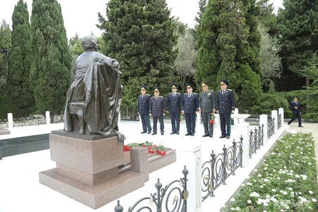 Prokurorluq işçiləri Fəxri və Şəhidlər xiyabanlarını ziyarət ediblər