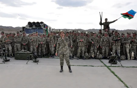 Döyüşlərdə iştirak edən şəxsi heyət arasında təbliğat işləri davam edir