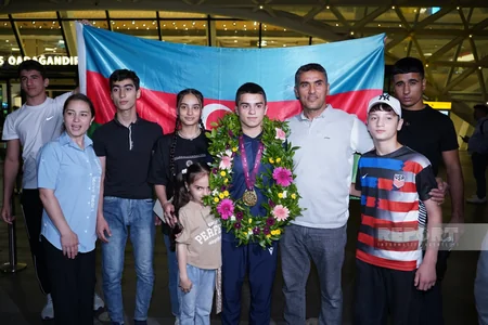 Avropa çempionatında 9 medal qazanan güləşçilər vətənə qayıdıblar