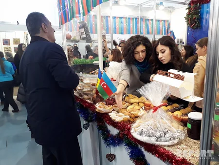 Moldovan president visits Azerbaijani stand at Christmas Charity Fair
