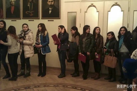 ​Yazıçı Anarın yeni kitabının imza günü keçirilib