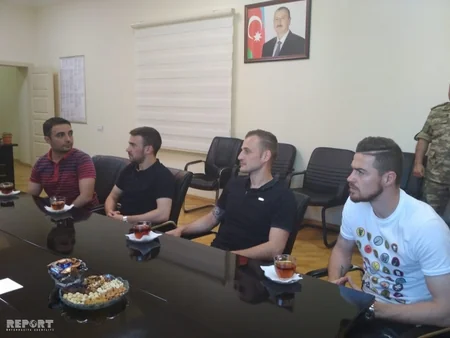 Футболисты Карабаха встретились с военнослужащими в Карабахском регионе