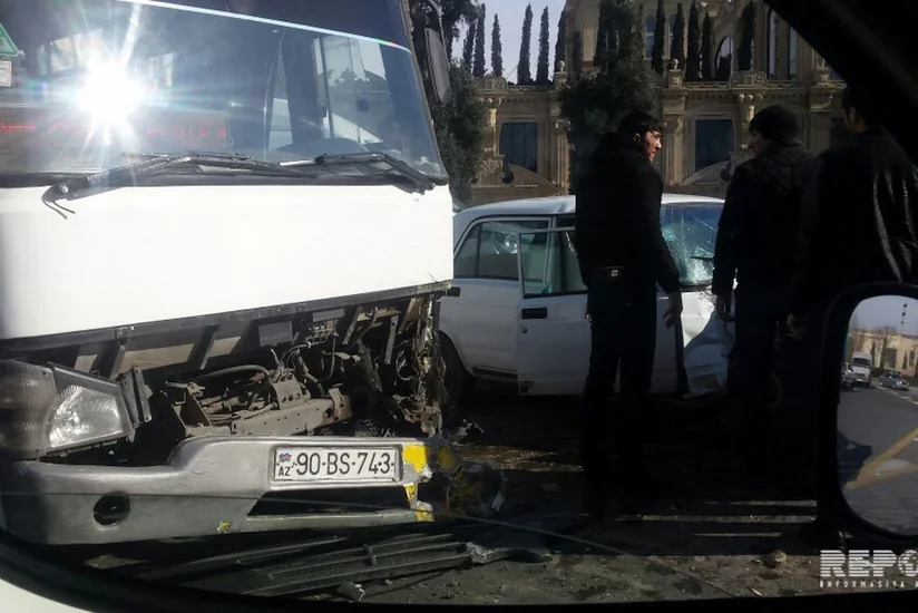 На магистрали Баку-Газах столкнулись автобус и грузовик, пострадали 5 человек