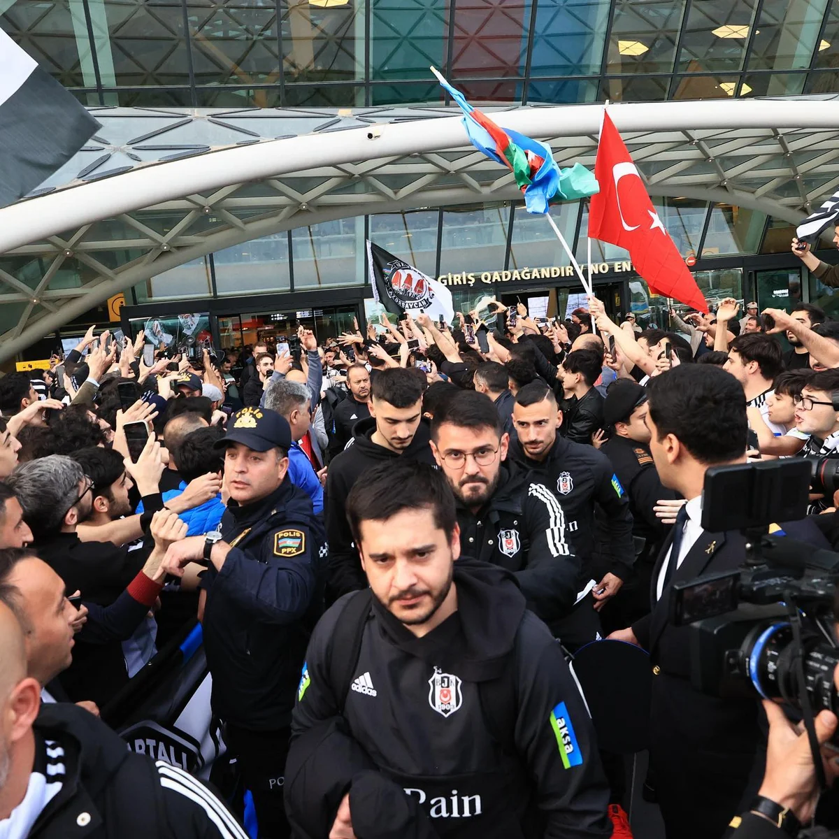 Beşiktaş üç futbolçusunu Bakıya gətirməyib