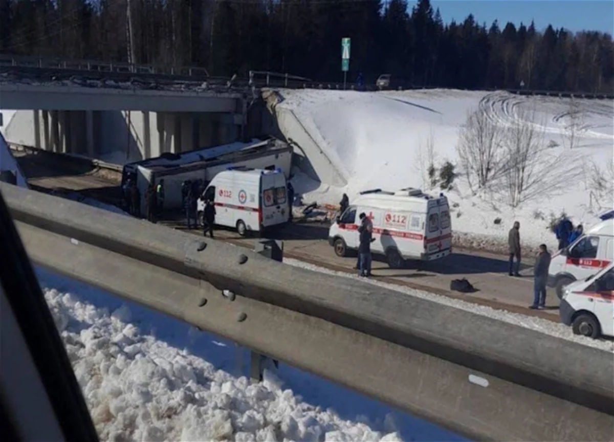 İtaliyada avtobus yerüstü keçiddən aşıb, ölənlər var