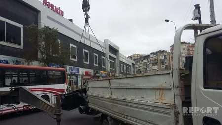 Bakıda yük maşını aşıb - FOTO