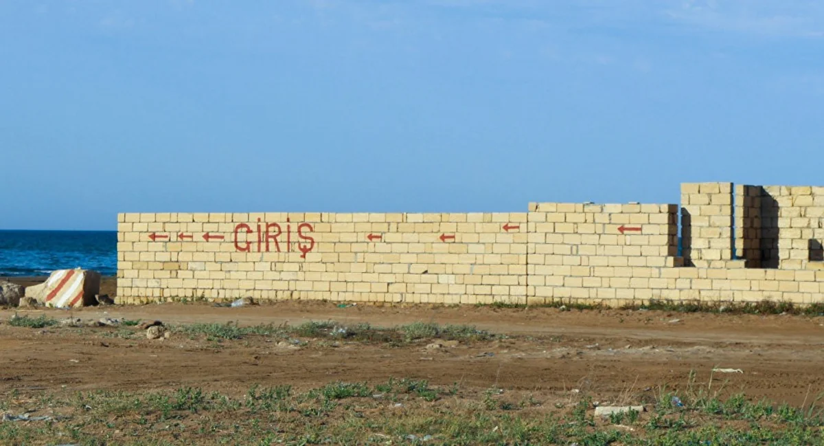 Xəzərin sahilini hasarlayan vətəndaşa yazılan cərimə ləğv edilib - MƏHKƏMƏ