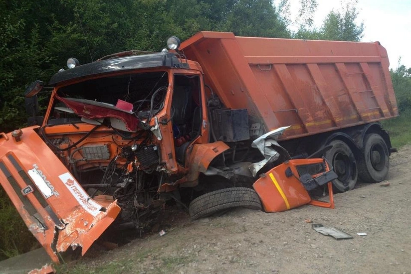 Şəkidə KamAZ aşıb, xəsarət alan var