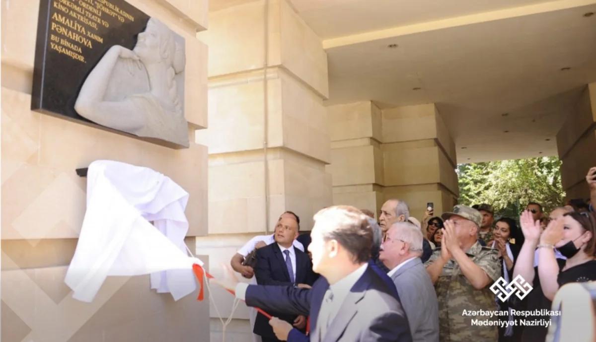 Amaliya Pənahovanın barelyefi qoyulub