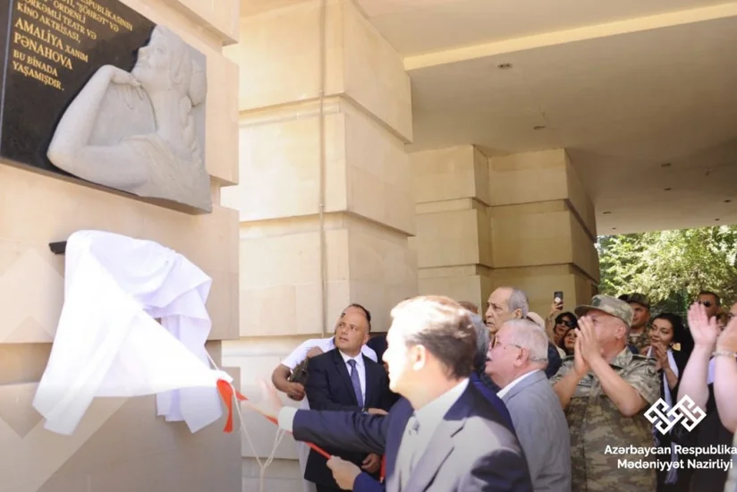 Amaliya Pənahovanın barelyefi qoyulub