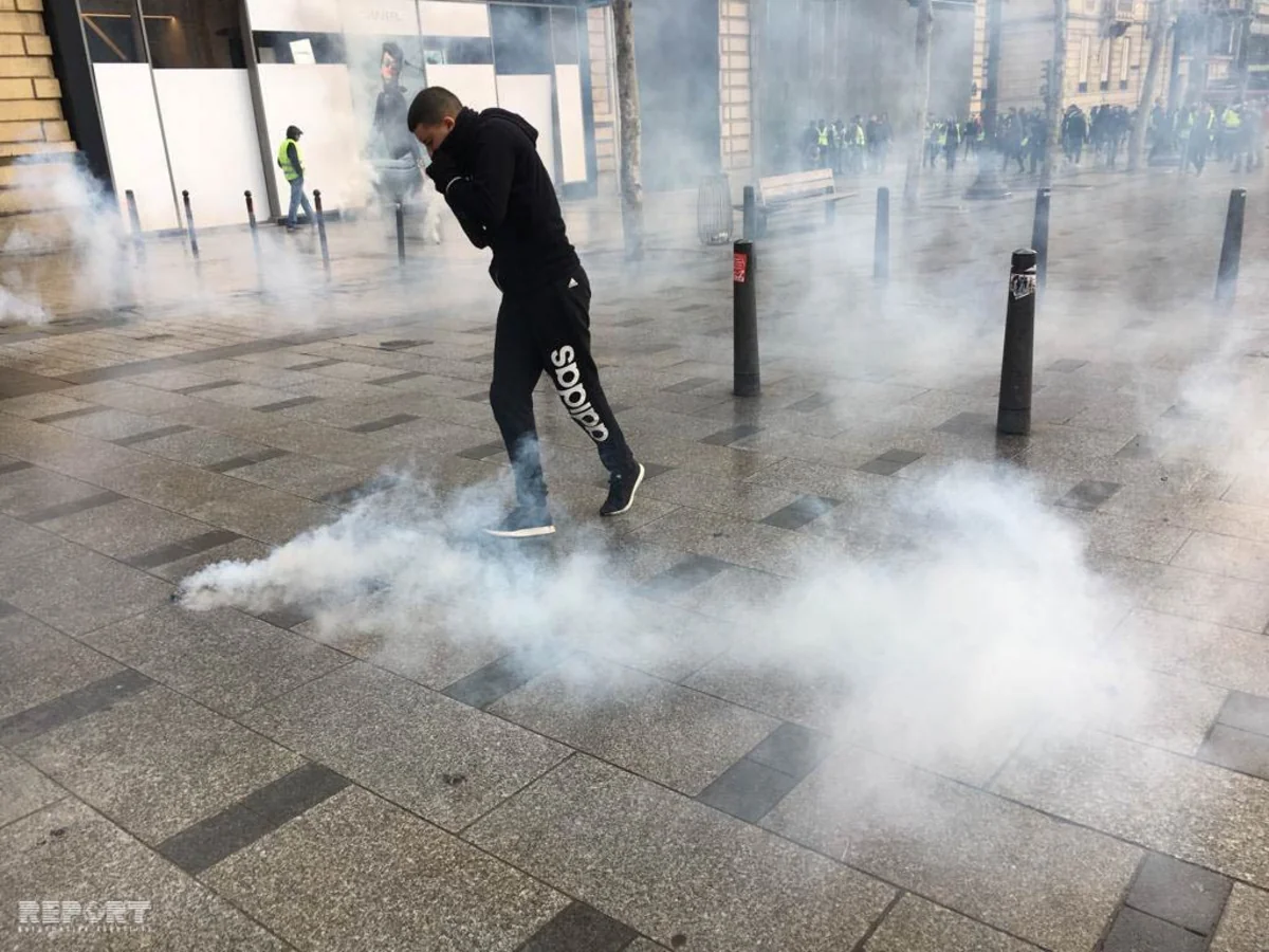 Fransada etirazçılar Makronun istefasını tələb etməyə başlayıblar - FOTO