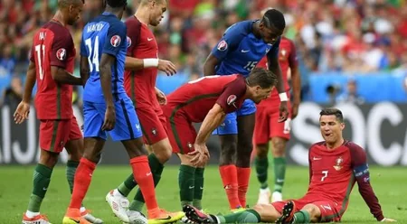Cristiano Ronaldo stretchered out of Euro 2016 as injured - VIDEO