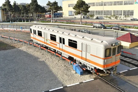 Prezident İlham Əliyev paytaxta gətirilən yeni metro qatarlarında yaradılan şəraitlə tanış olub