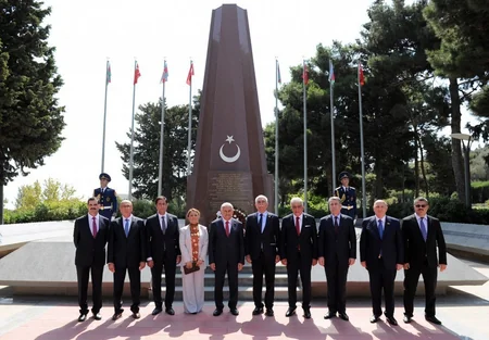 Binəli Yıldırım Heydər Əliyevin məzarını və Şəhidlər xiyabanını ziyarət edib