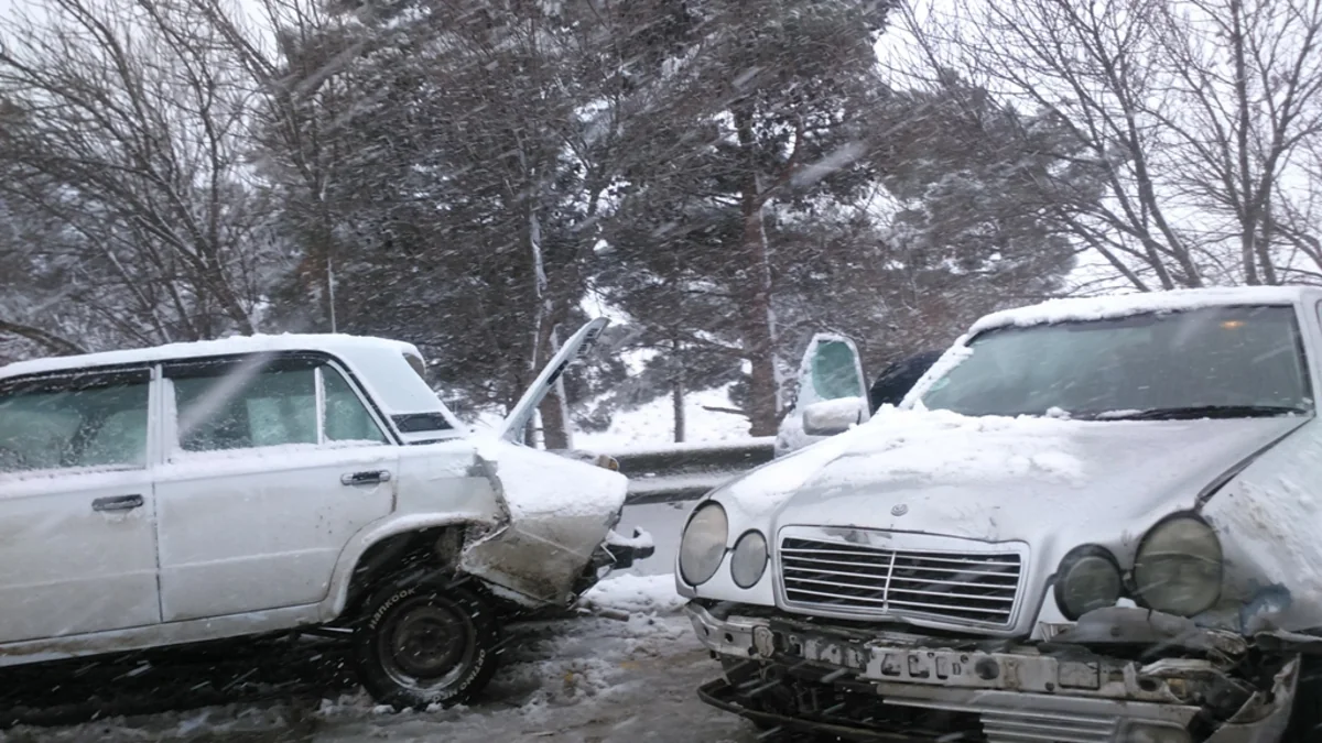 Güclü qar Bakı-Sumqayıt şossesində zəncirvari qəzaya səbəb olub