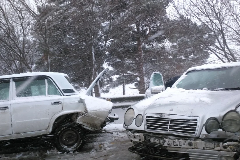 Сильный снег привел к цепной аварии на шоссе Баку-Сумгайыт