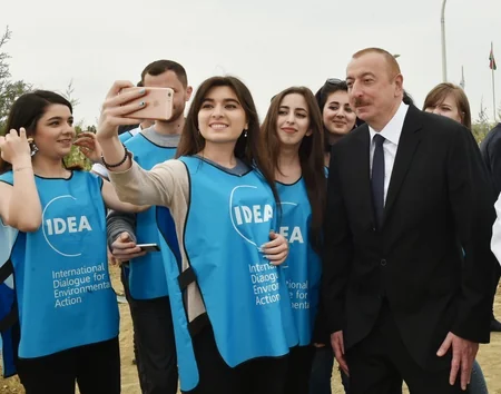 Prezident İlham Əliyev ulu öndər Heydər Əliyevin doğum gününə həsr olunan ağacəkmə aksiyasında iştirak edib - YENİLƏNİB